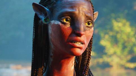 Zoe Saldana as Neytiri looking concerned in Avatar Fire and Ash