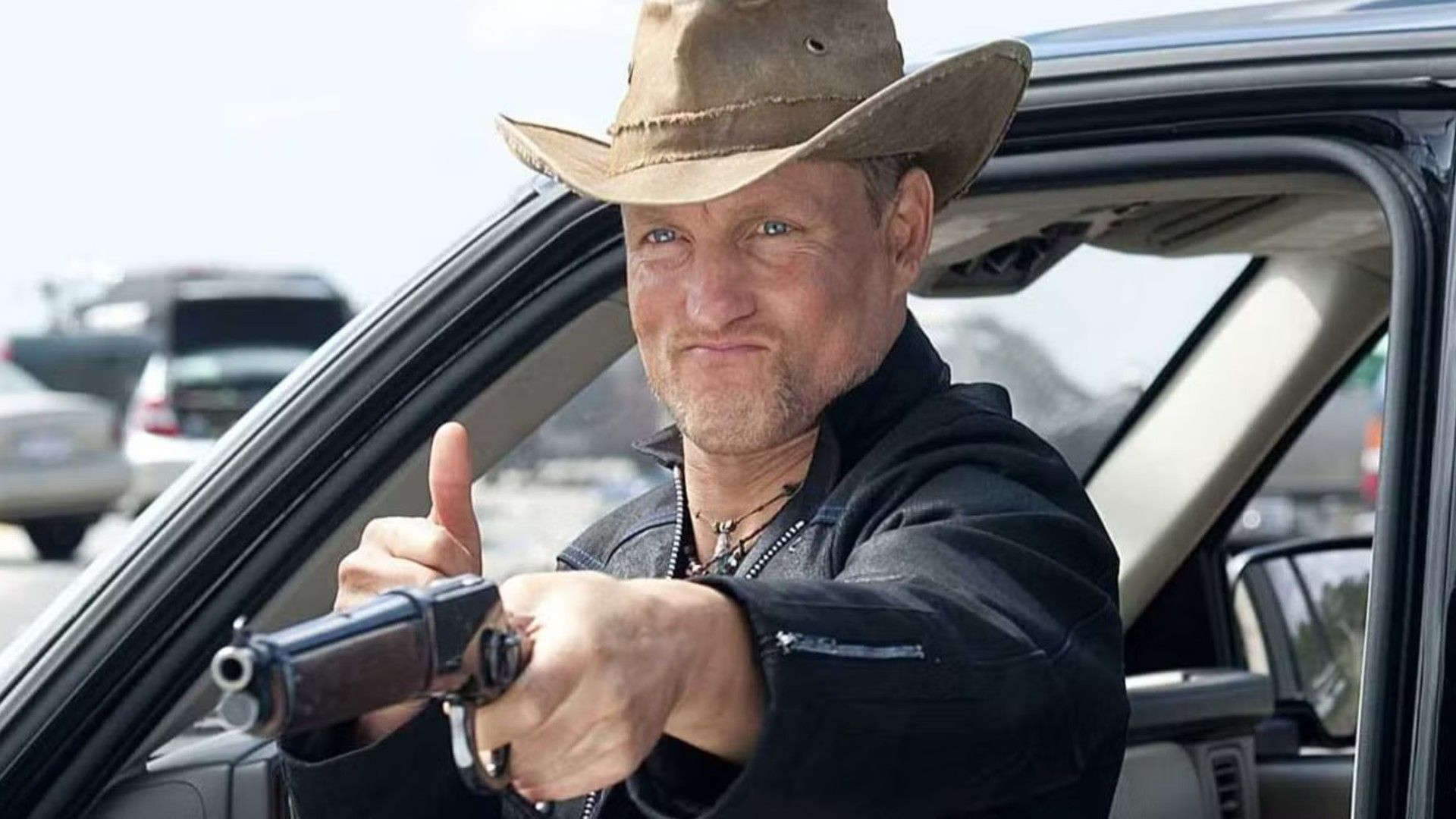 Tallahassee aponta uma arma enquanto sorri em Zombieland