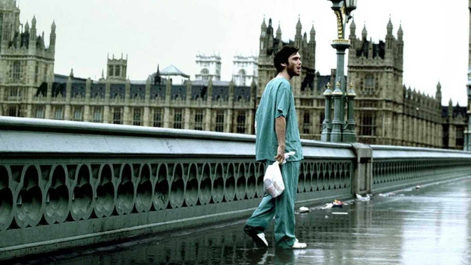 Jim walks on an abandoned bridge in London in 28 Days Later