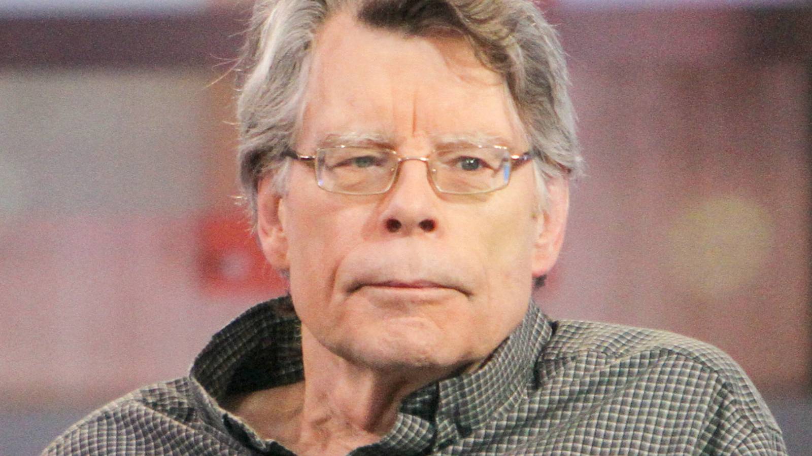 Eine Nahaufnahme von Stephen King mit einem intensiven Blick