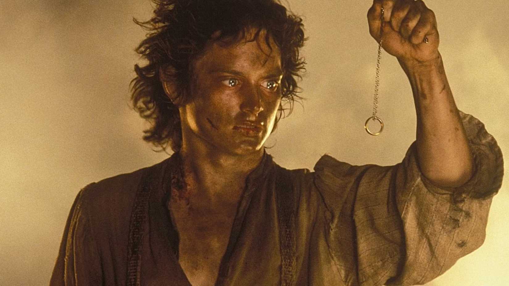 Frodo sujo e exausto segurando o Um Anel em O Senhor dos Anéis: O Retorno do Rei