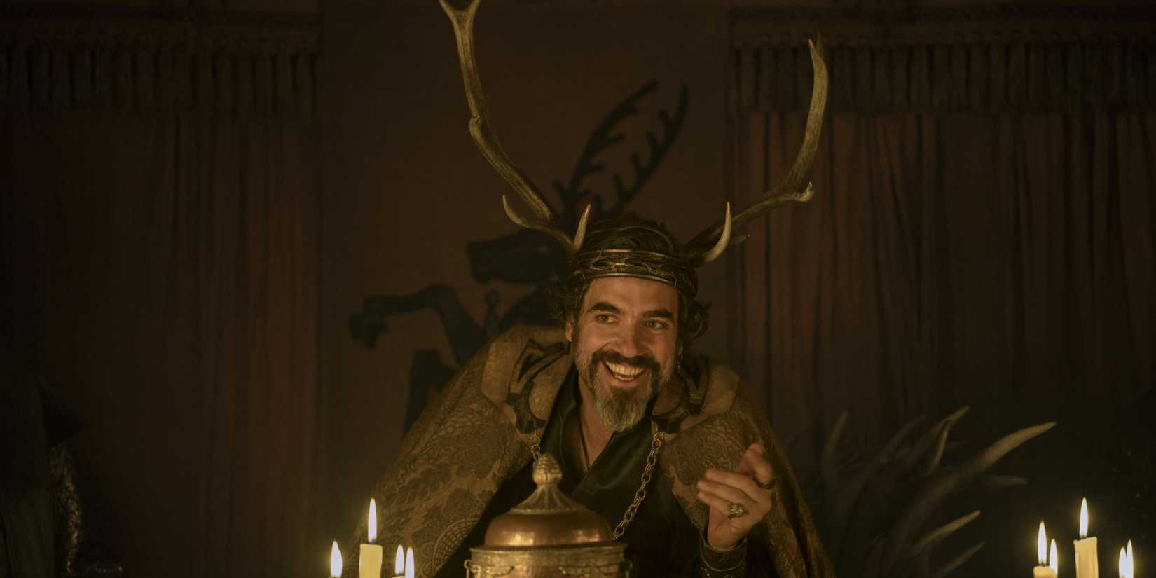Daniel Ings as Ser Lyonel Baratheon laughing and wearing a stag helm in A Knight of the Seven Kingdoms.