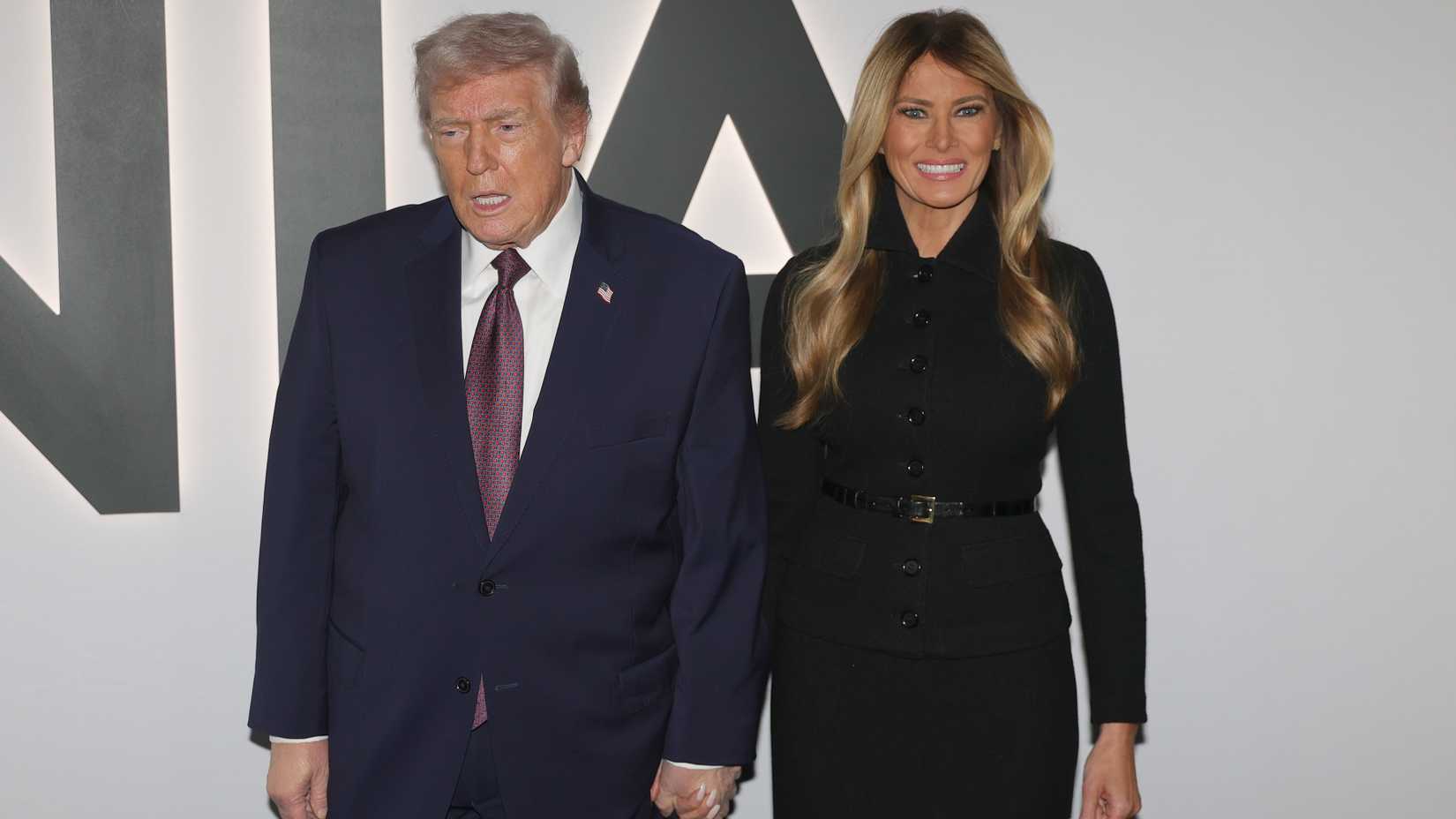 Ein entspannter Donald Trump neben einer strahlenden Melania auf dem roten Teppich der Melania-Premiere