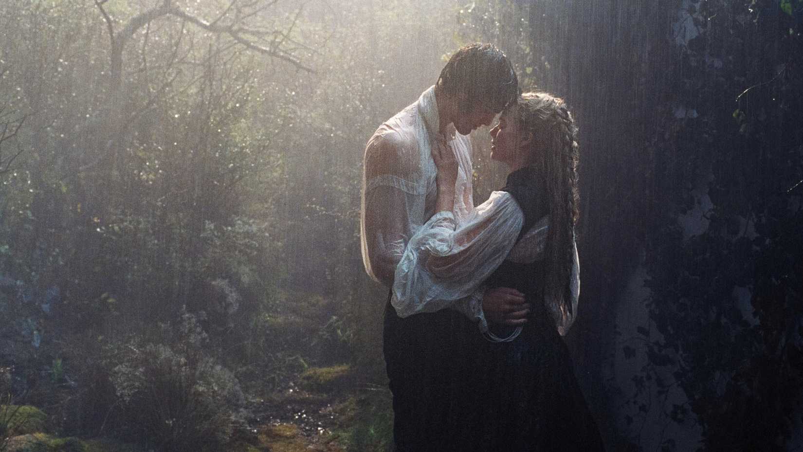 Jacob Elordi e Margot Robbie se abraçam em Wuthering Heights