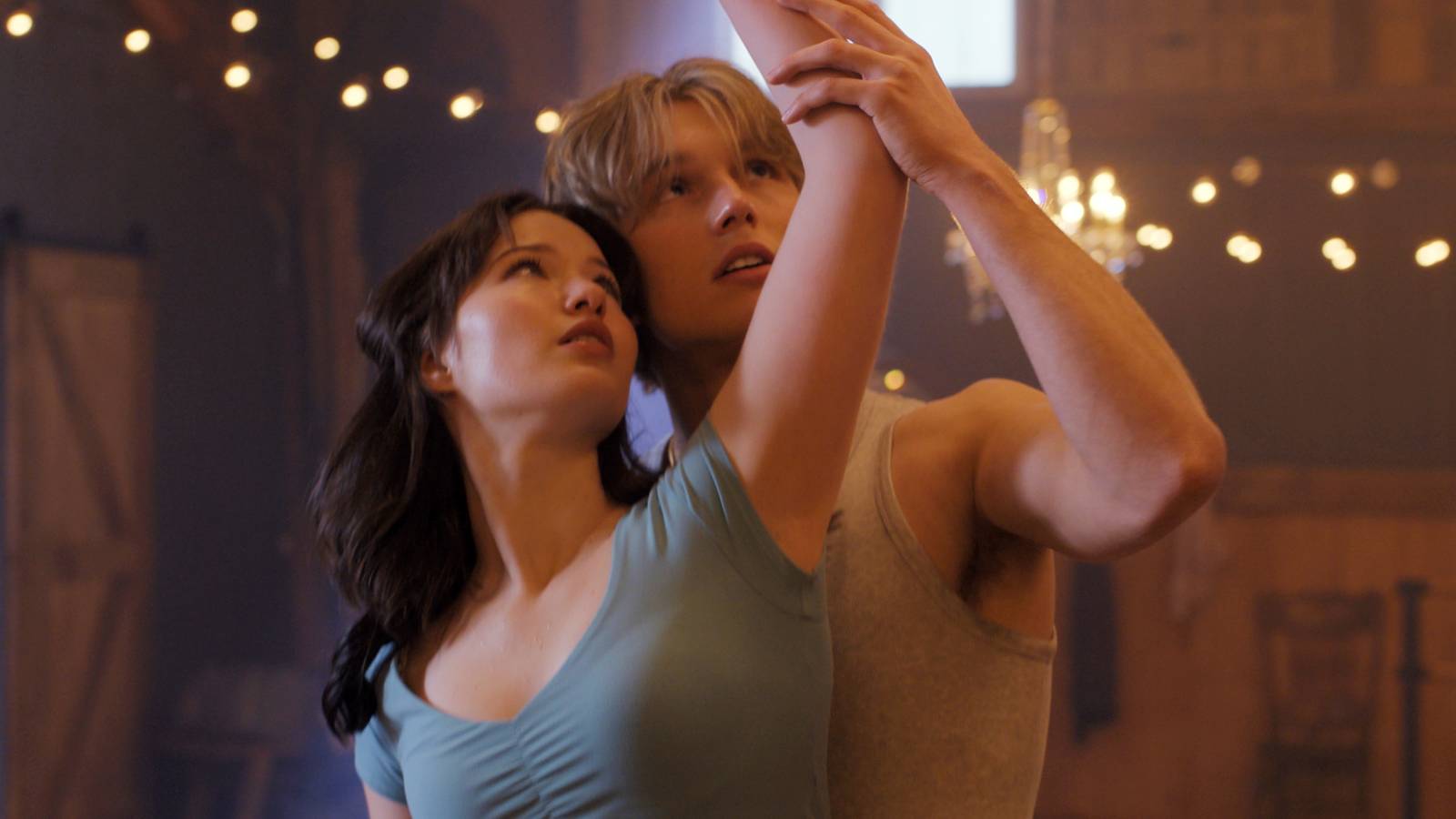 Adriana und Brayden tanzen im Studio in Finding Her Edge