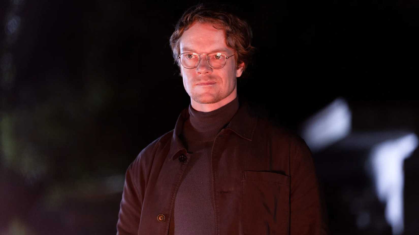 Alfie Allen como Rick na série Girl Taken