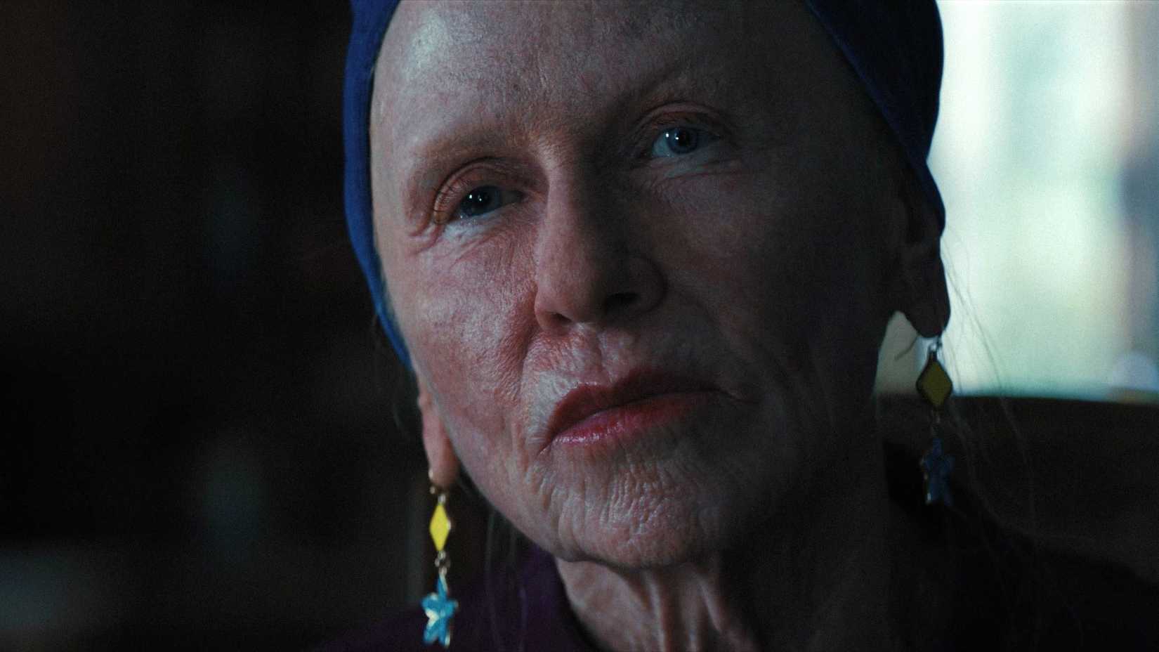 Amy Madigan como Tia Gladys em Weapons