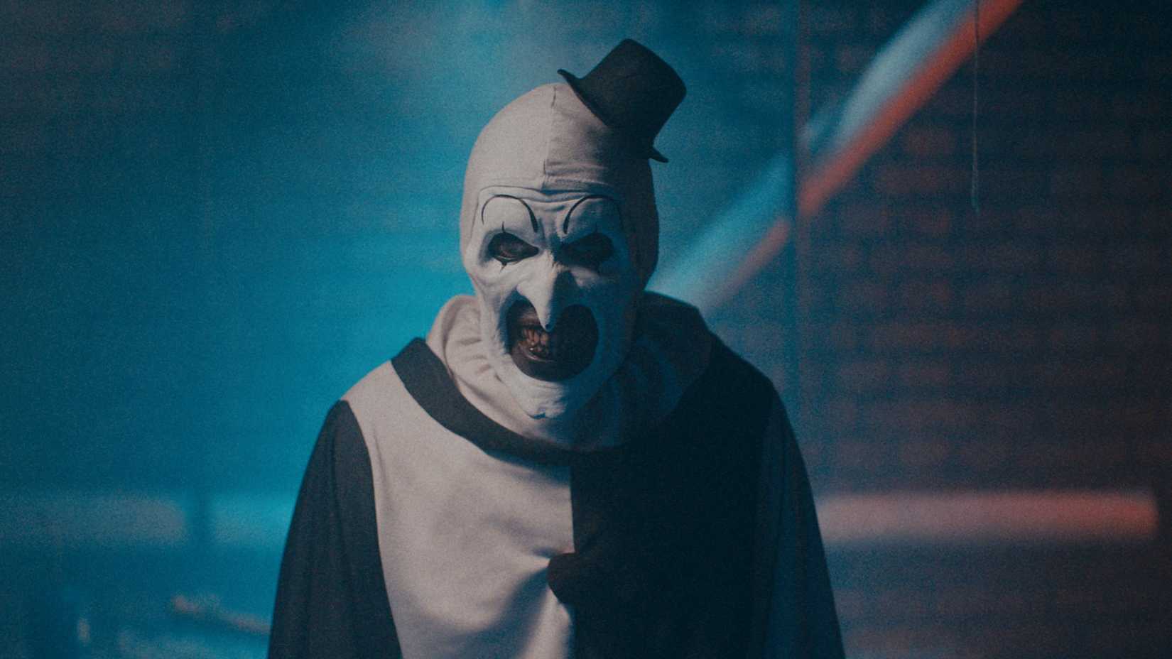 Art the Clown sorrindo ameaçadoramente em Terrifier 2