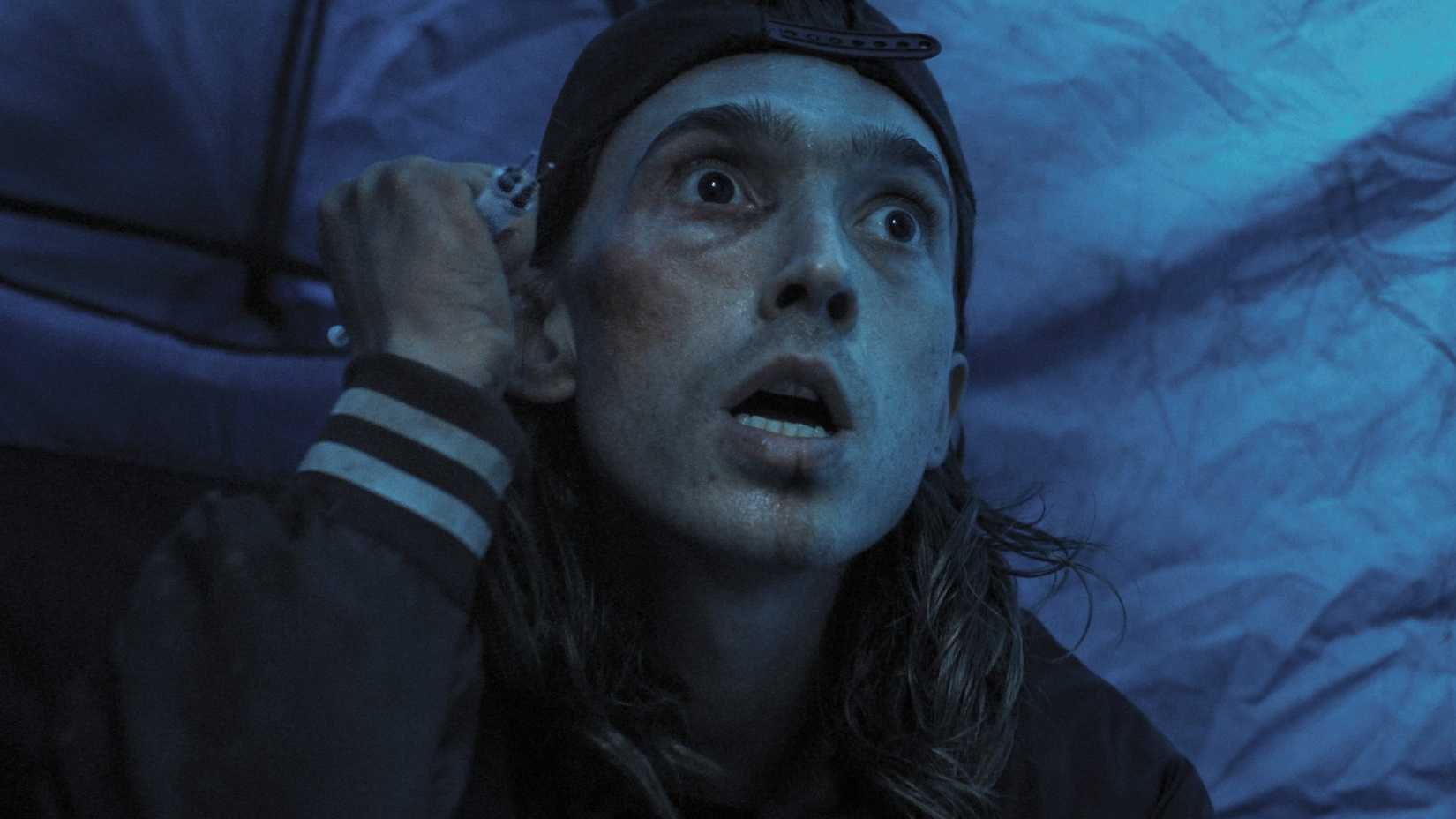 Austin Abrams empunha uma seringa em Weapons