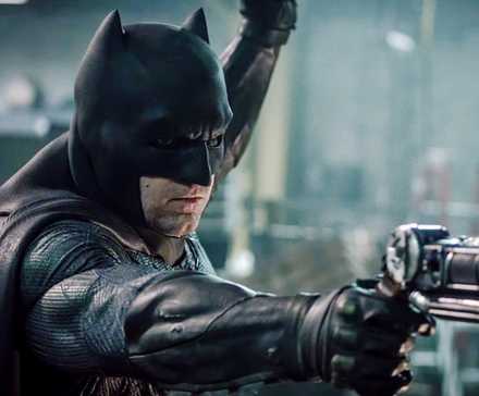 Бен Аффлек в роли Бэтмена, держащий пистолет в Batman v Superman Dawn of Justice