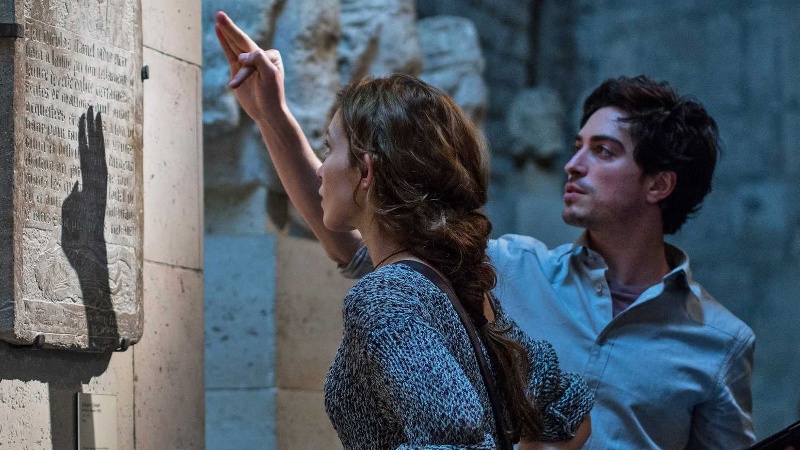 Ben Feldman und Perdita Weeks betrachten in As Above So Below eine Steintafel