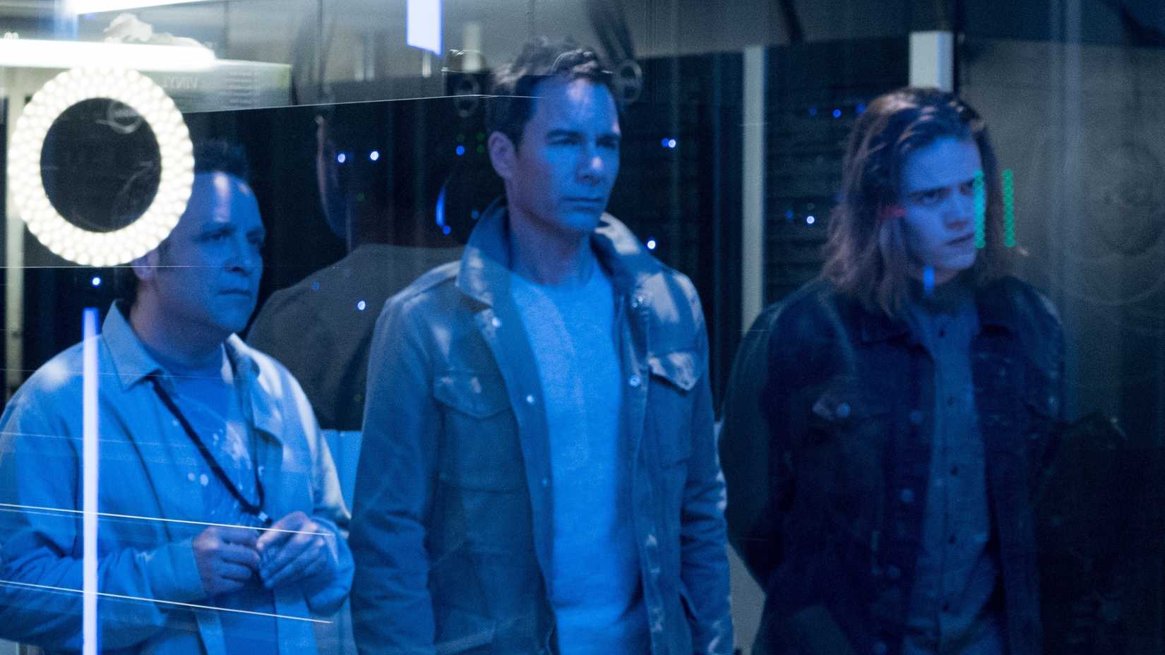 Ben Immanuel, Eric McCormack e Reilly Dolman em Travelers