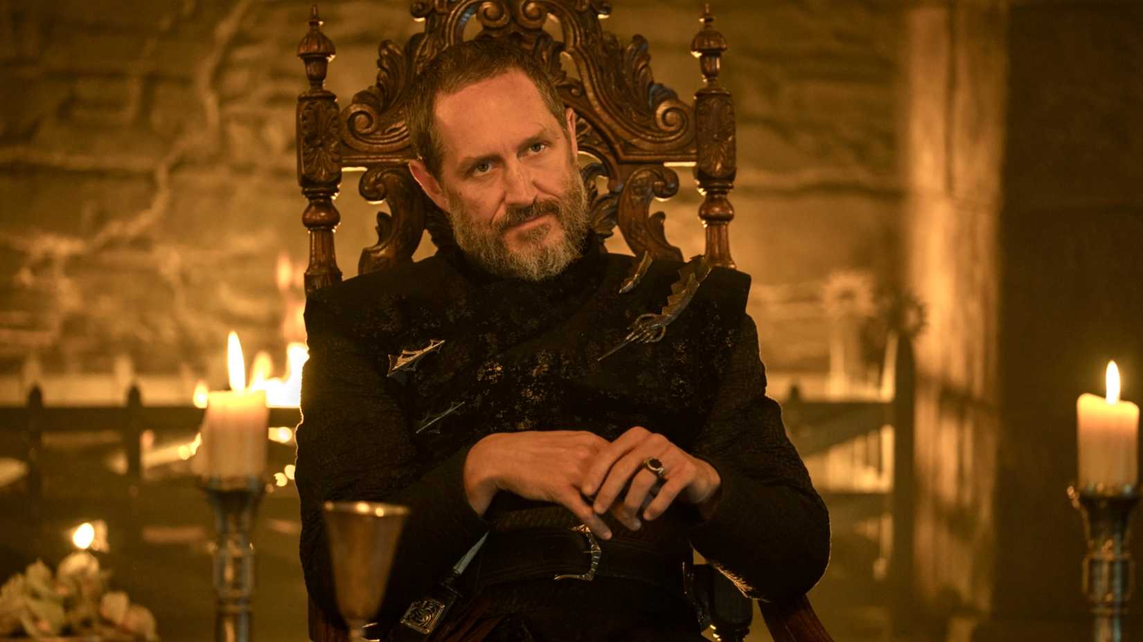 Bertie Carvel sitzt auf einem Stuhl in „Ein Ritter der sieben Königreiche“.