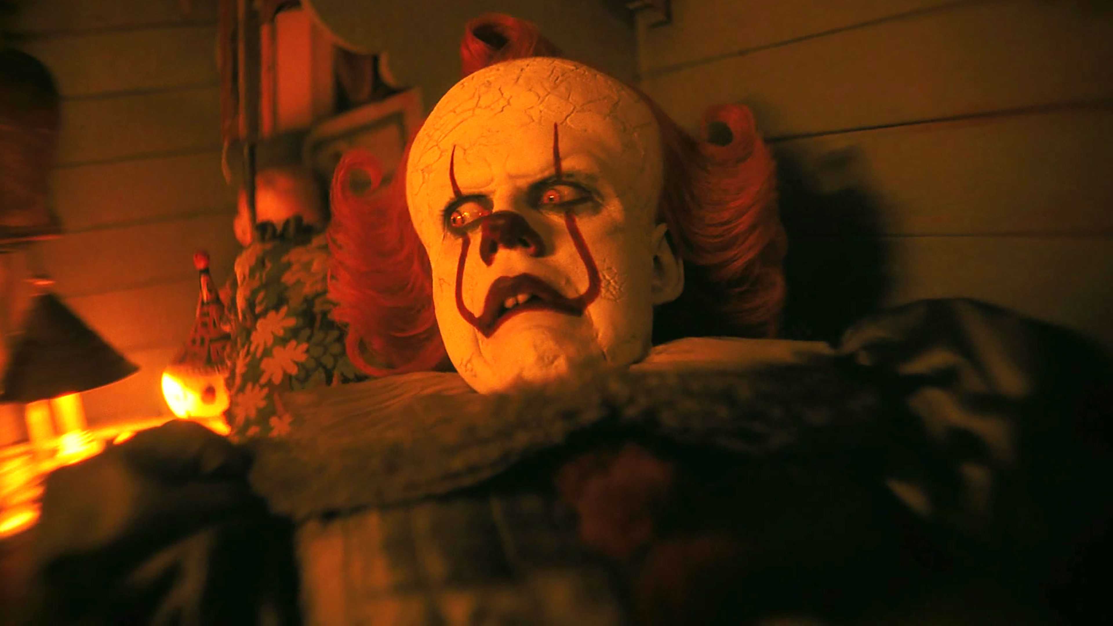 bill-skarsga-rd-s-pennywise-looking-worried-while-laying-in-a-bed-in-it-welcome-to-derry-episode-8 HBO's IT Prequel Returns With Surprising New Episode At The Perfect Time