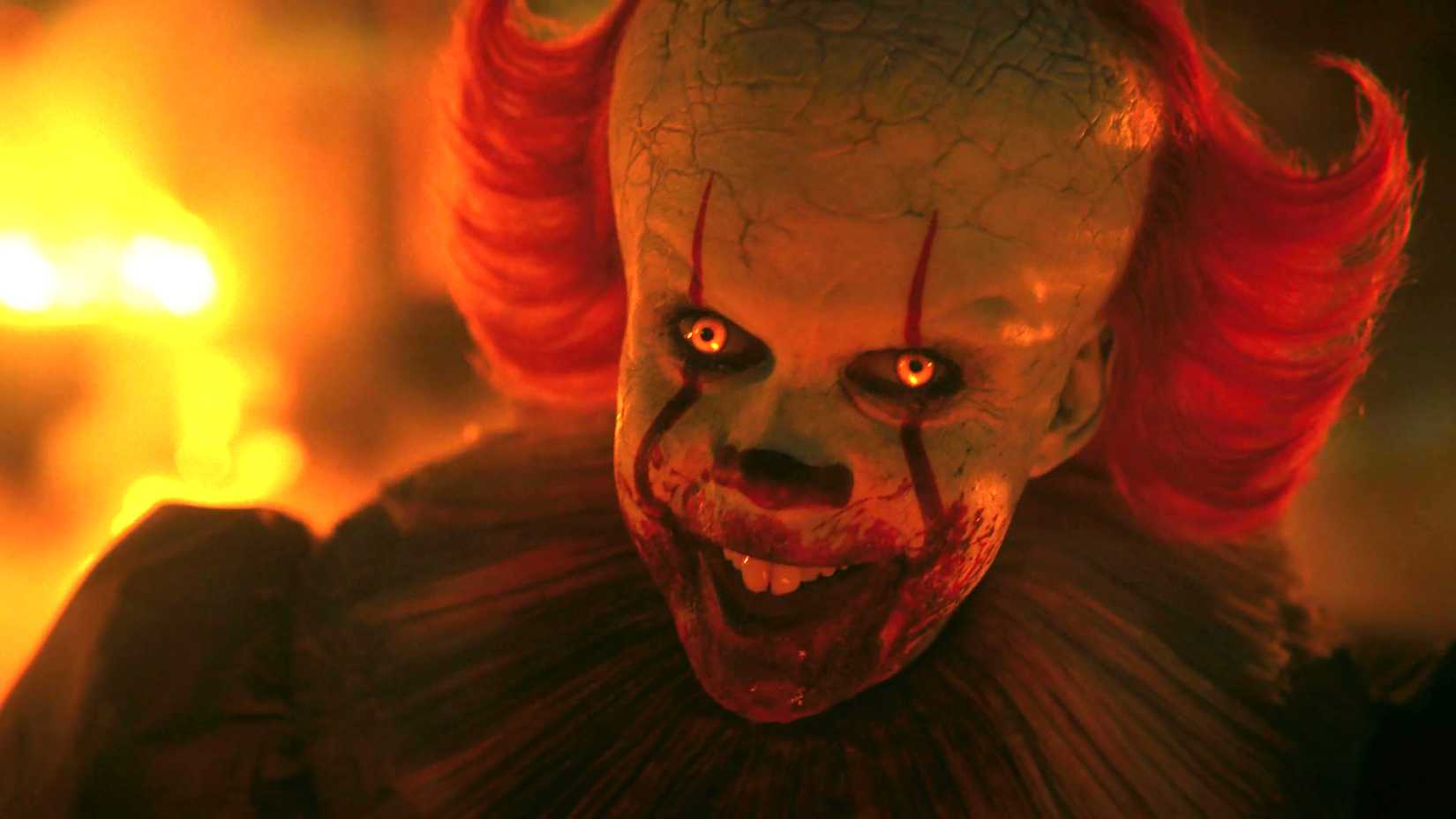 Pennywise de Bill Skarsgård sorrindo com os olhos brilhando em IT: Welcome to Derry episódio 7