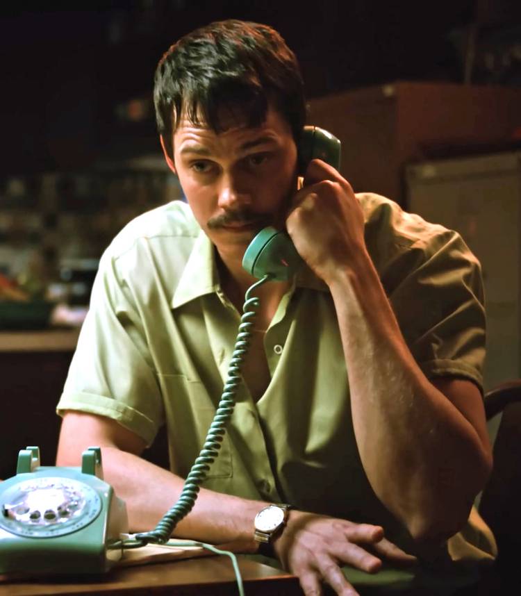 Bill Skarsgård's Tony looking curiously while on the phone in Dead Man's Wire