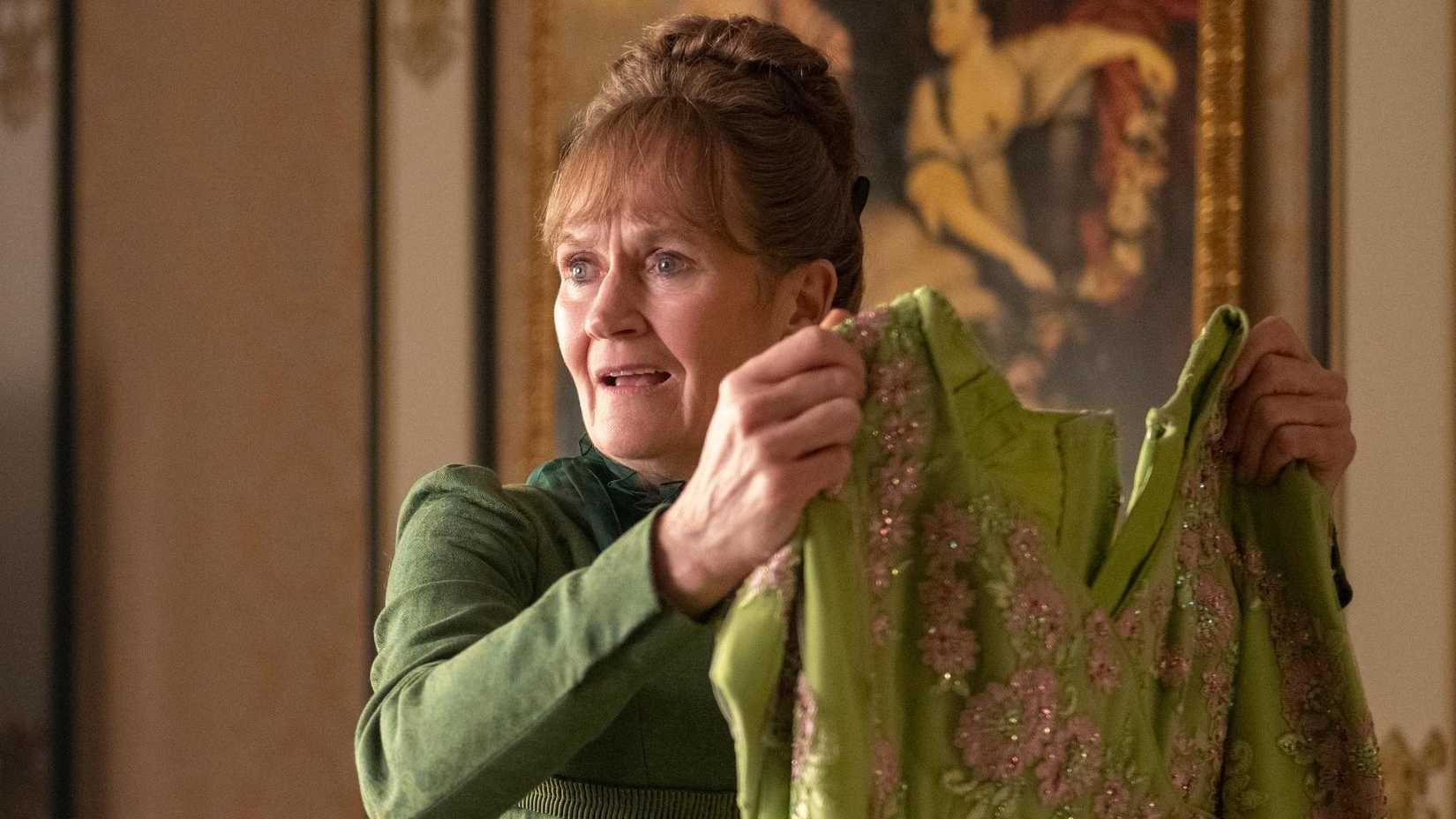 Lorraine Ashbourne como Sra. Varley na 4ª temporada de Bridgerton.