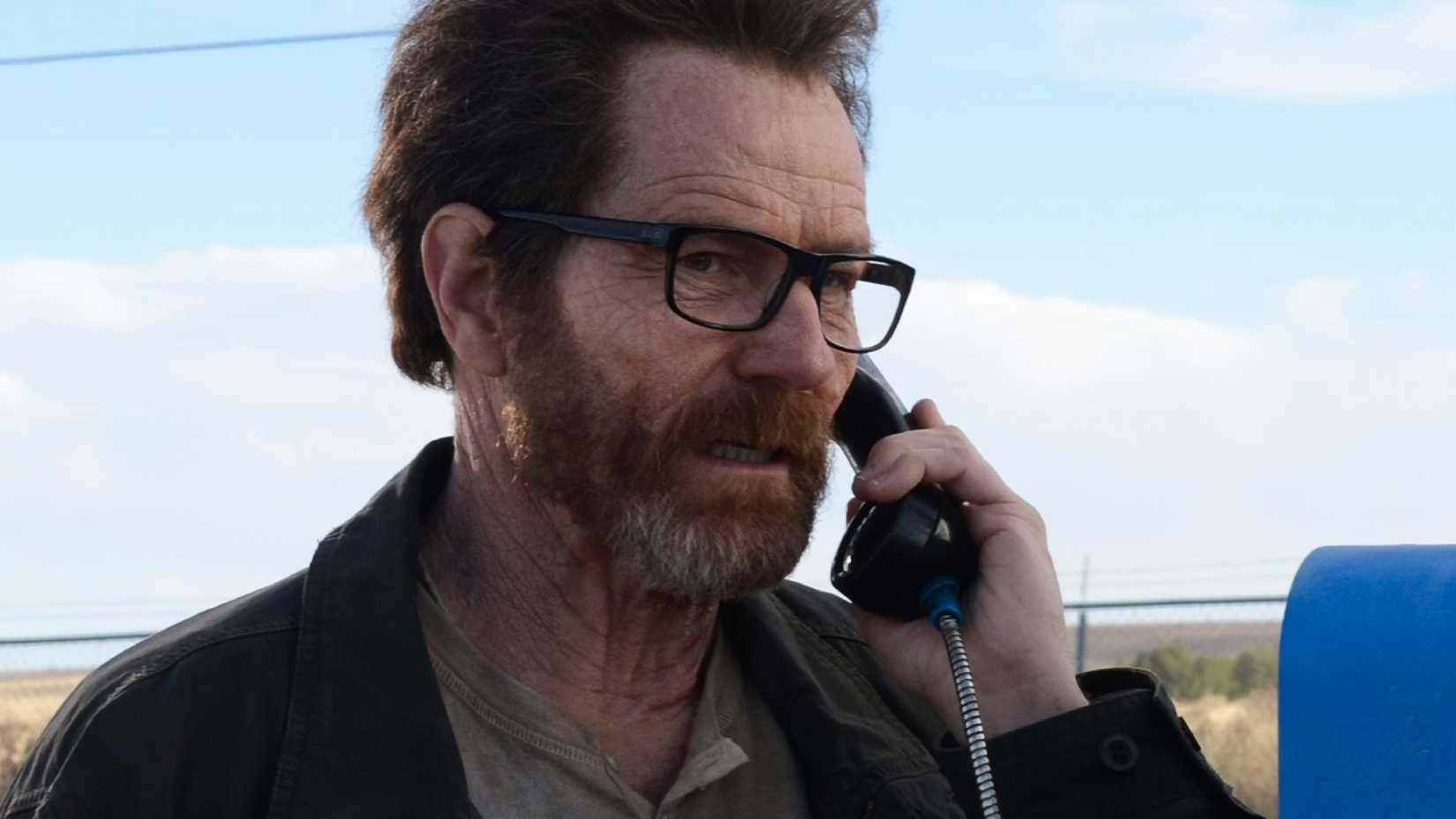 Bryan Cranston como Walter White ao telefone em Breaking Bad.