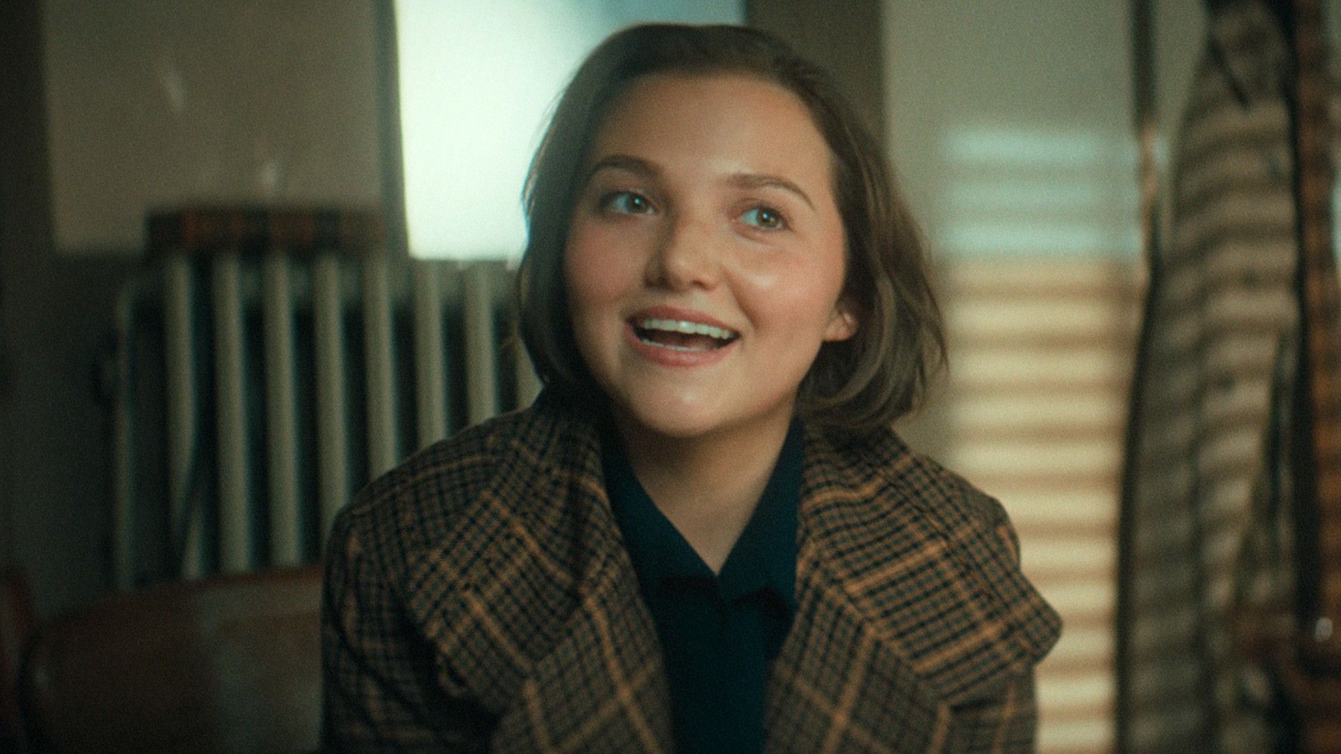 Bundle is smiling while speaking to a cop in Agatha Christie's Seven Dials