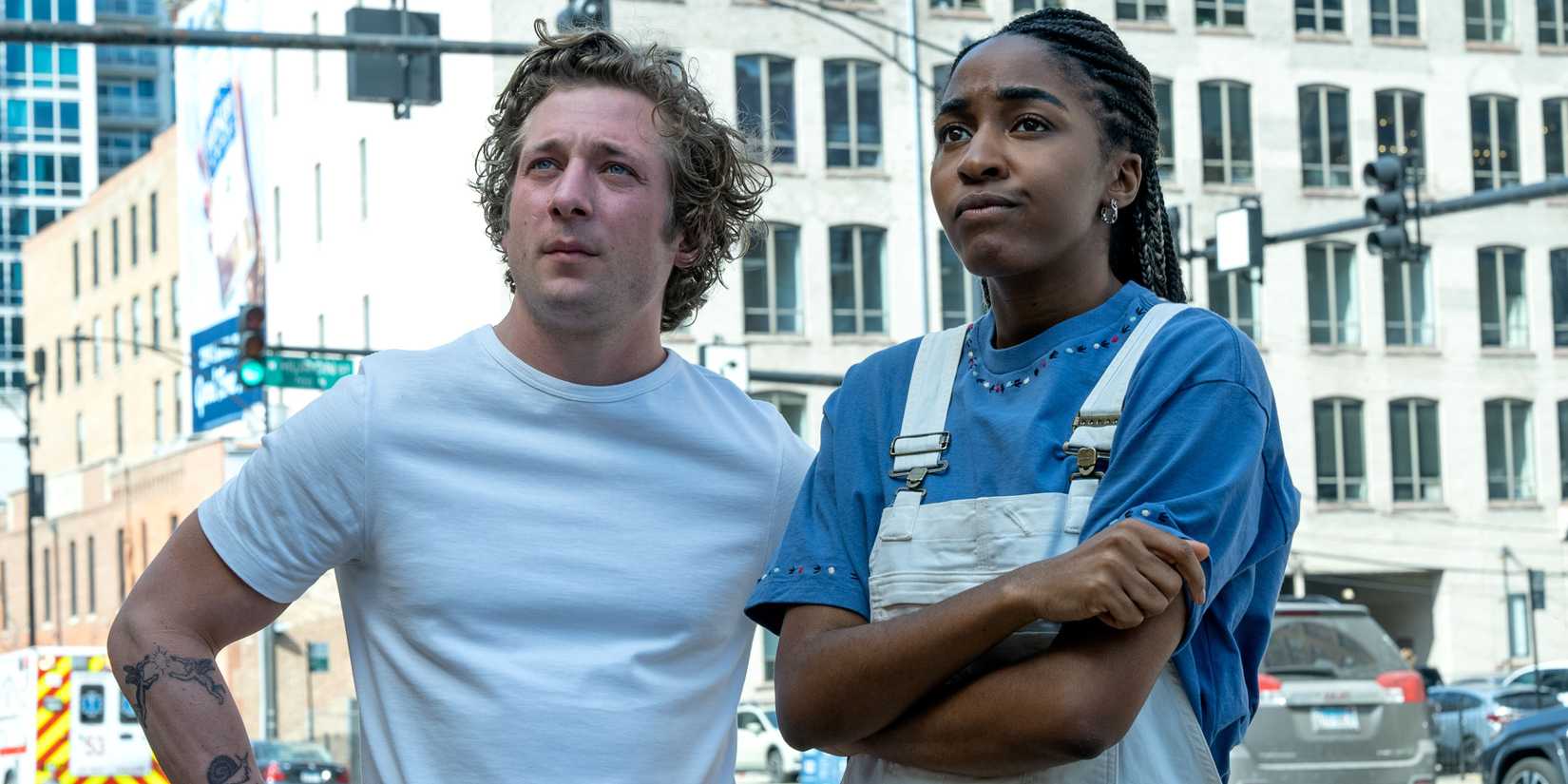 Carmy und Syd schauen in „Der Bär“ aus dem Off