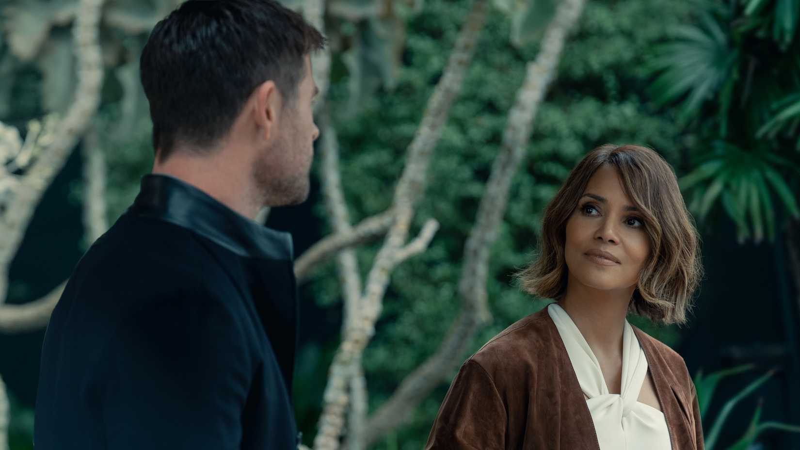 Chris Hemsworth and Halle Berry in Crime 101