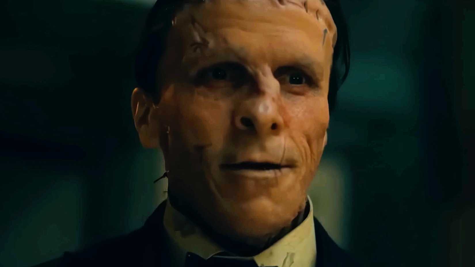 Christian Bale sorrindo como Frankenstein em The Bride