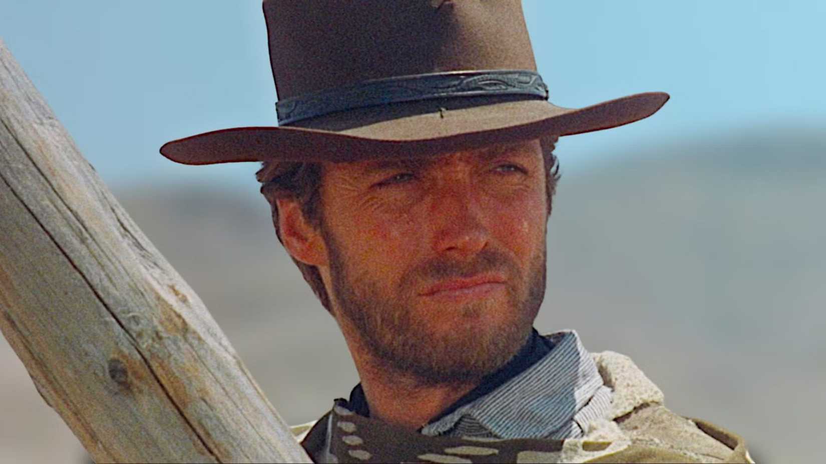 Клинт Иствуд смотрит загадочно в сцене из A Fistful of Dollars