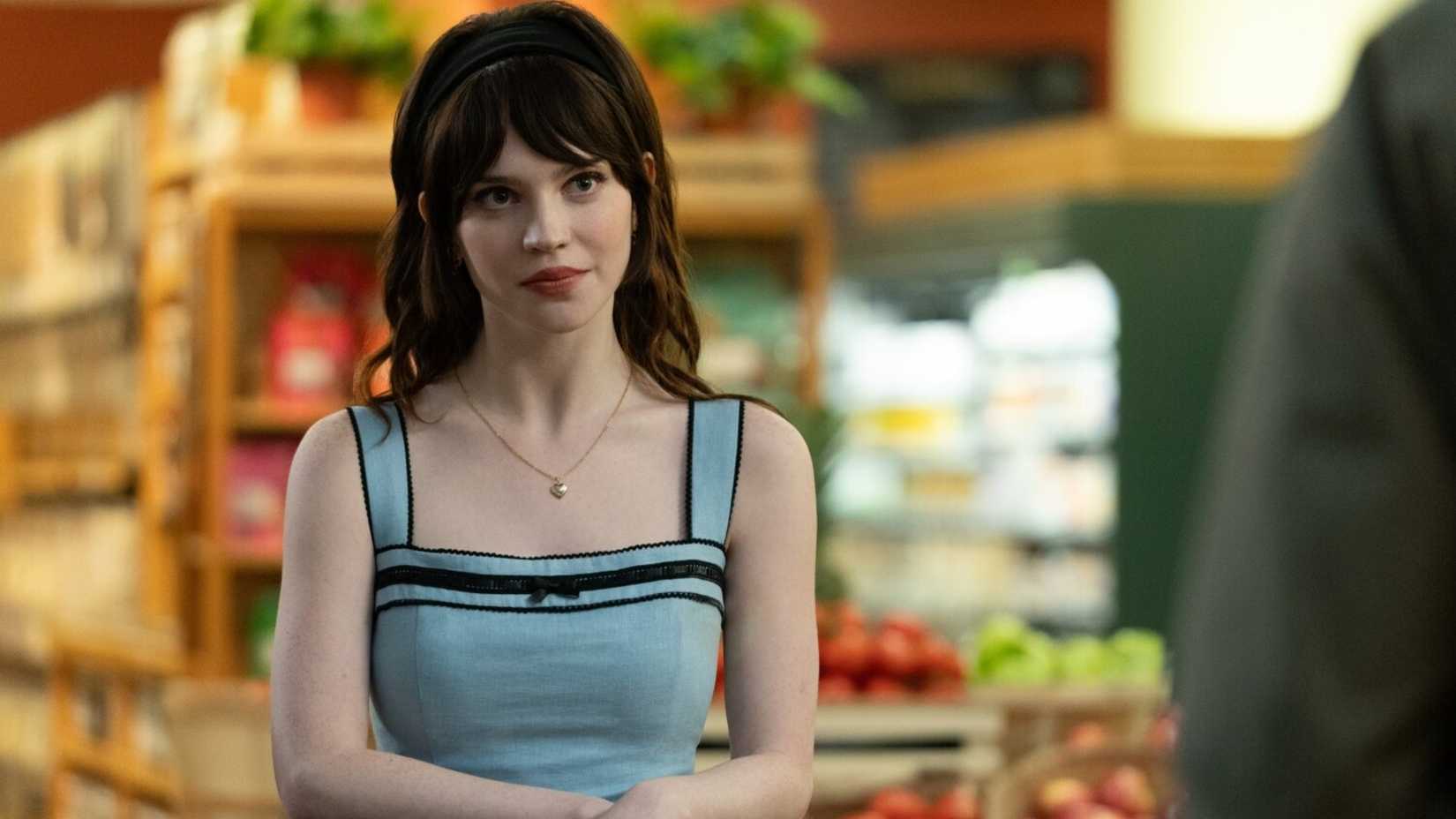 Iris (Sophie Thatcher) em uma mercearia no filme Companion