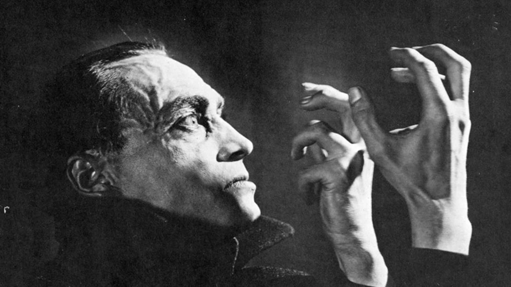 Conrad Veidt como Orlac olhando para suas mãos em As Mãos de Orlac