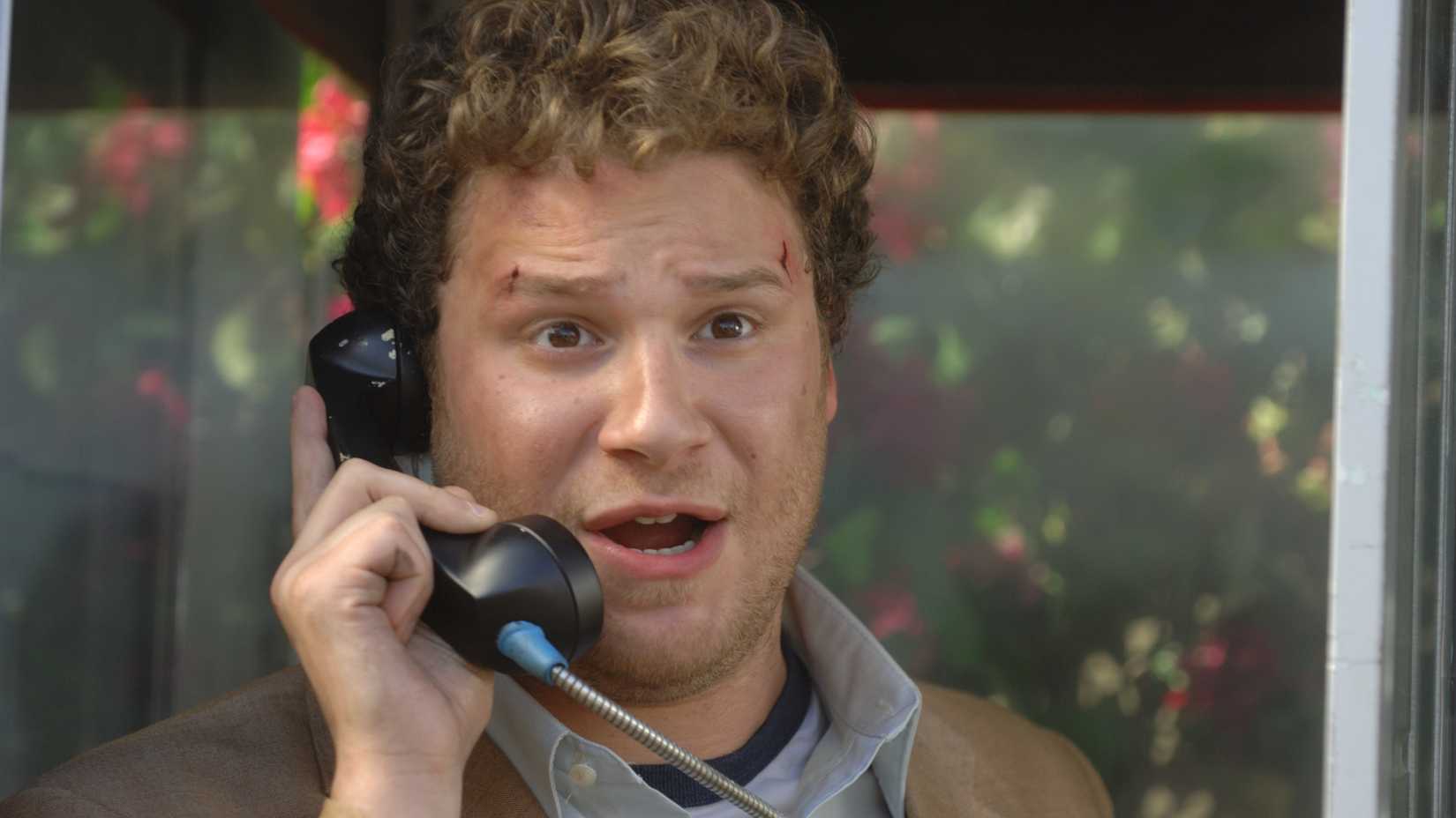 Dale Denton (Seth Rogen) on a payphone with cuts on his face in Pineapple Express