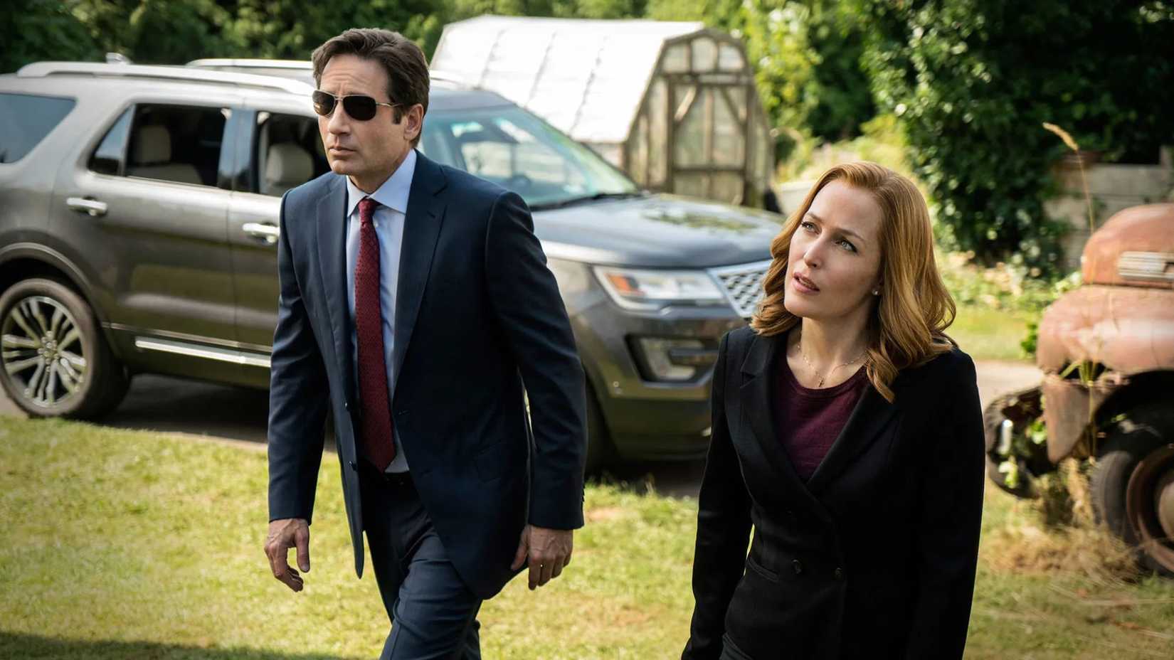 David Duchovny and Gillian Anderson as Mulder and Scully on X-Files