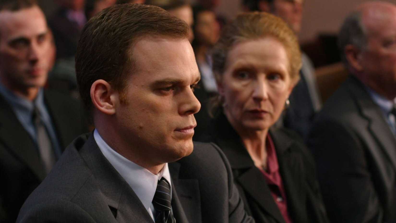 David (Michael C Hall) triste em um funeral enquanto Ruth (Frances Conroy) observa em Six Feet Under