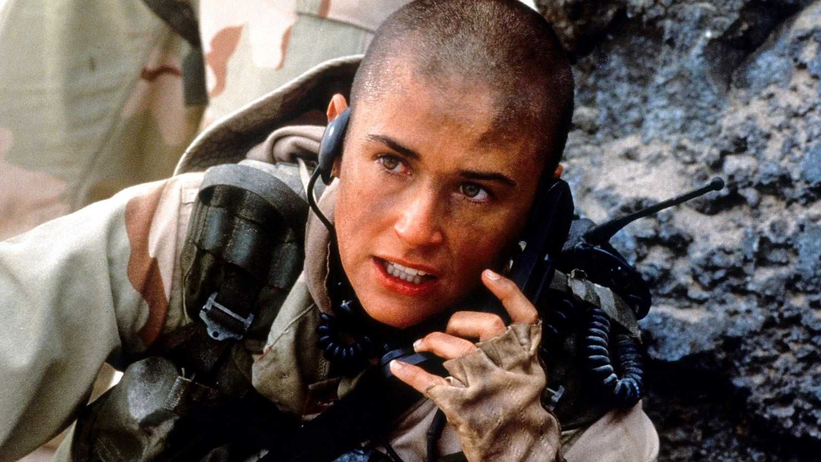 Demi Moore com a cabeça raspada em G.I. Jane