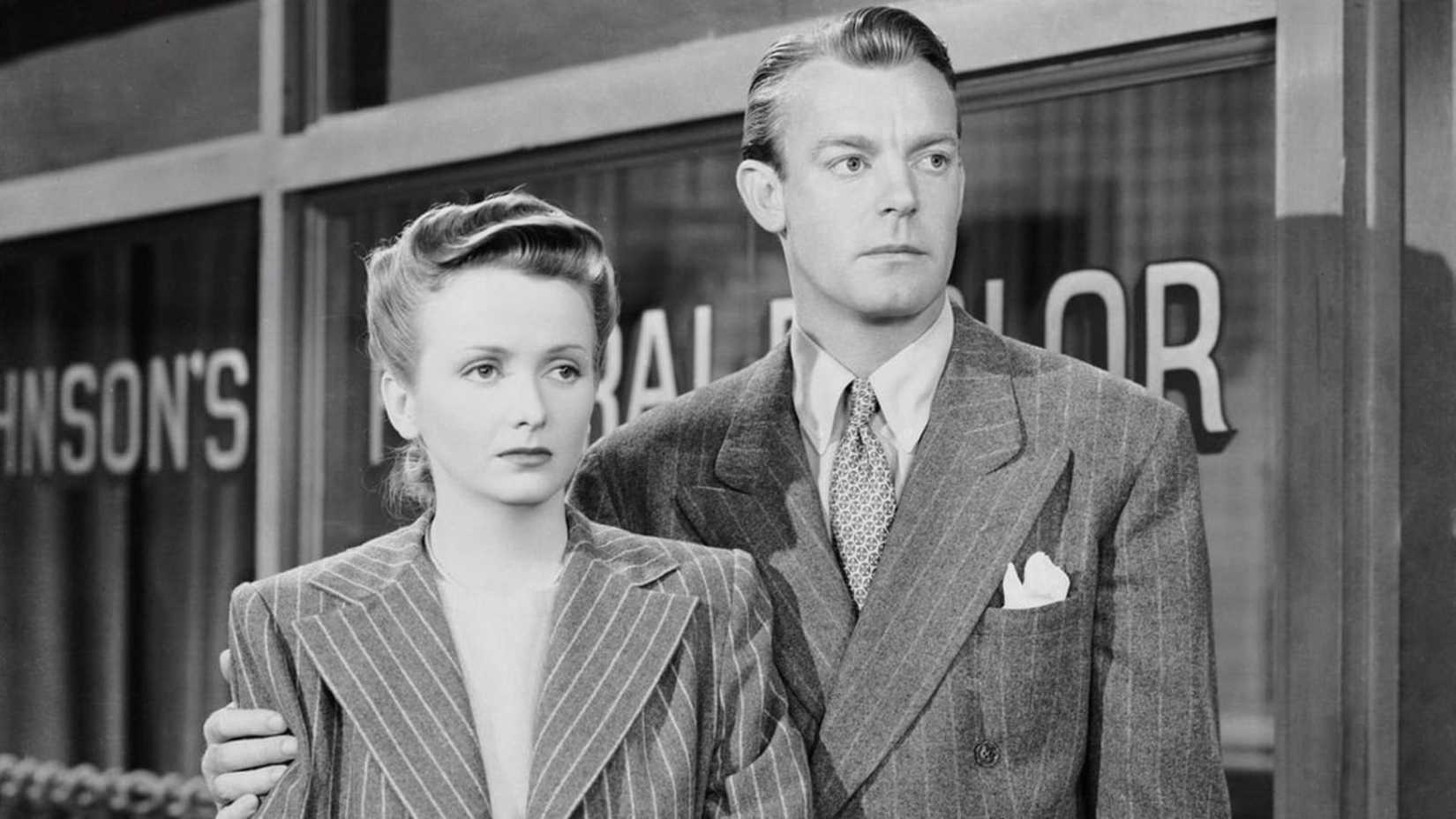 Dennis O'Keefe como Jerry com o braço em volta de Jean Brooks como Kiki em O Homem Leopardo