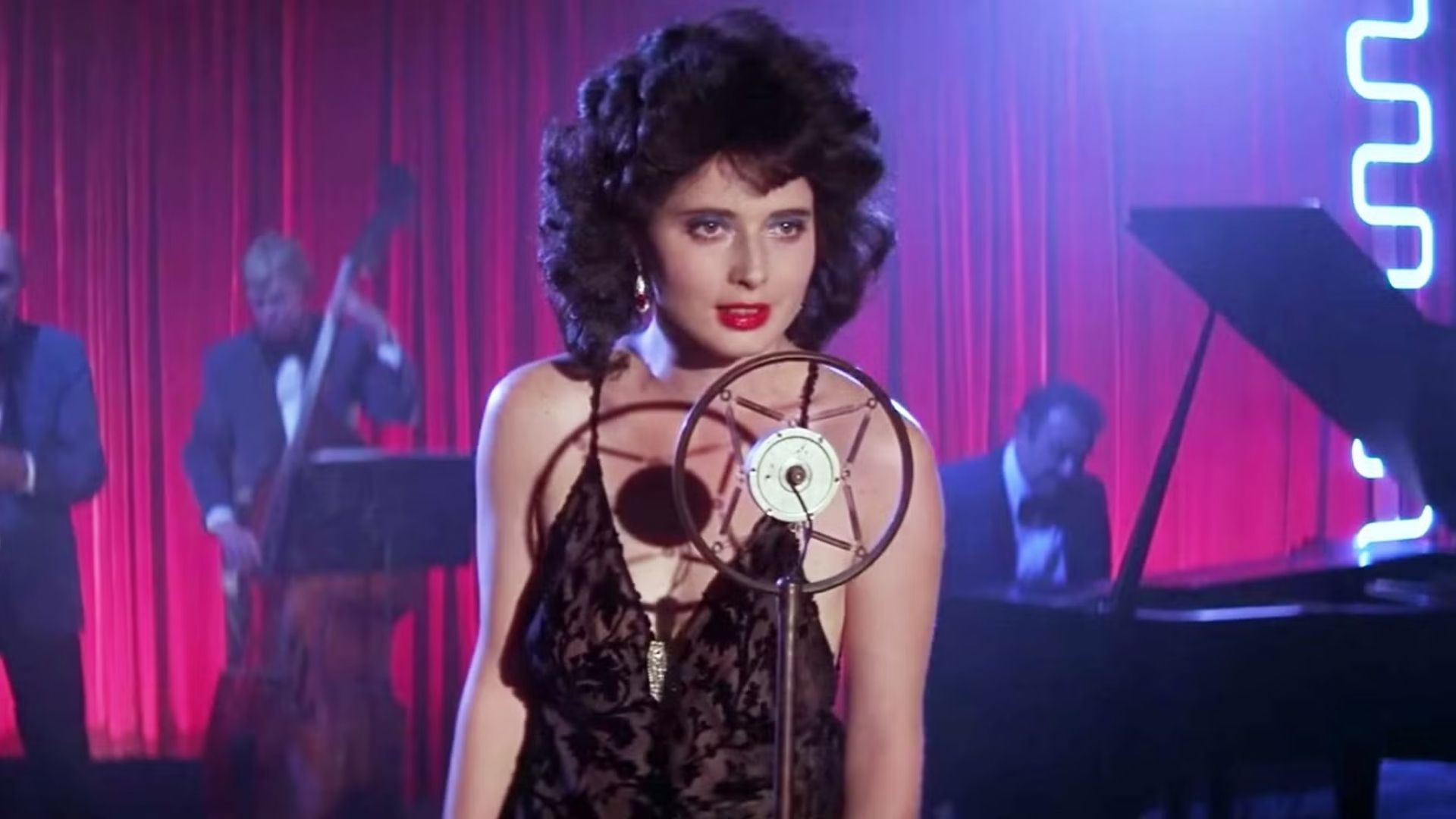 Dorothy singing in front of a band in Blue Velvet