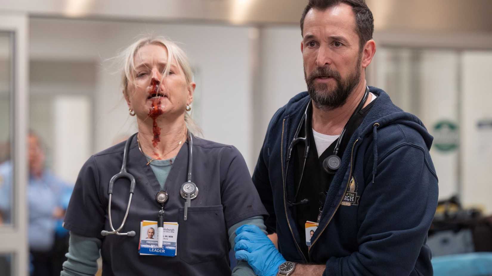 Dr. Robby (Noah Wyle) segurando a enfermeira Dana (Katherine LaNasa) ferida na 1ª temporada de The Pitt