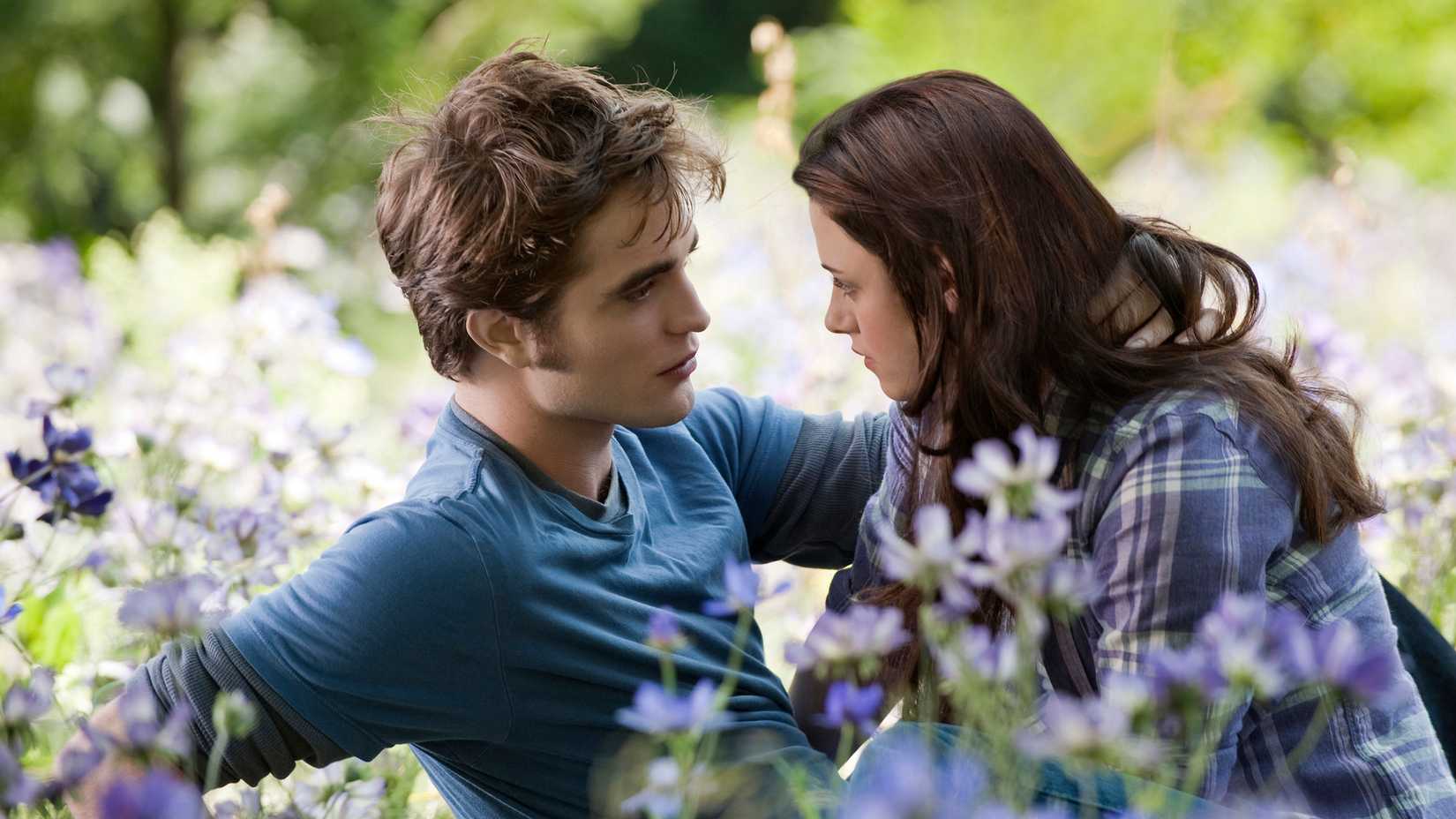 Edward e Bella entre flores em Crepúsculo Eclipse