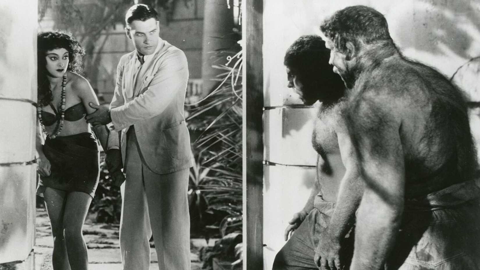 Edward Parker como Richard Arlen com Lola como Kathleen Burke enfrentando as feras em A Ilha das Almas Perdidas