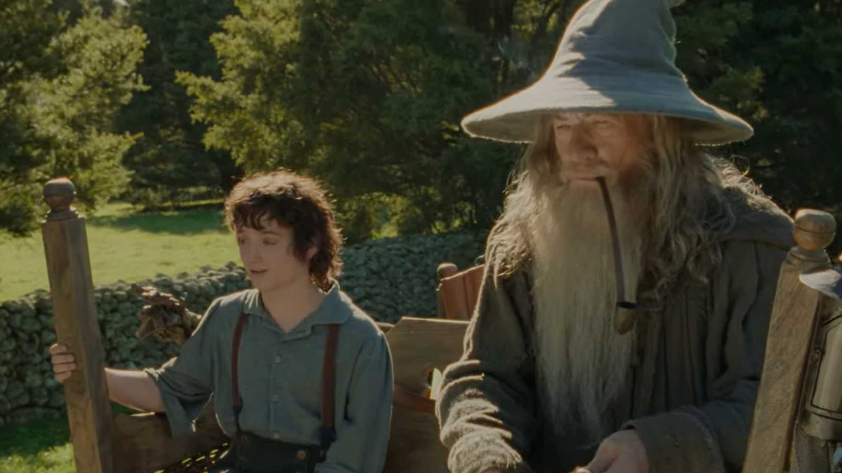 Frodo e Gandalf cavalgando no Condado em O Senhor dos Anéis.