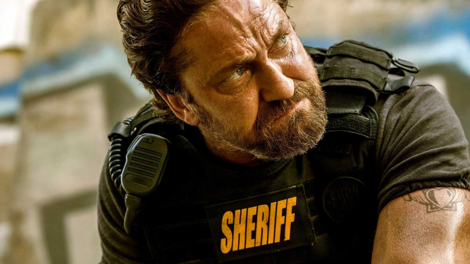 gerard butler as big nick looking angry in den of thieves