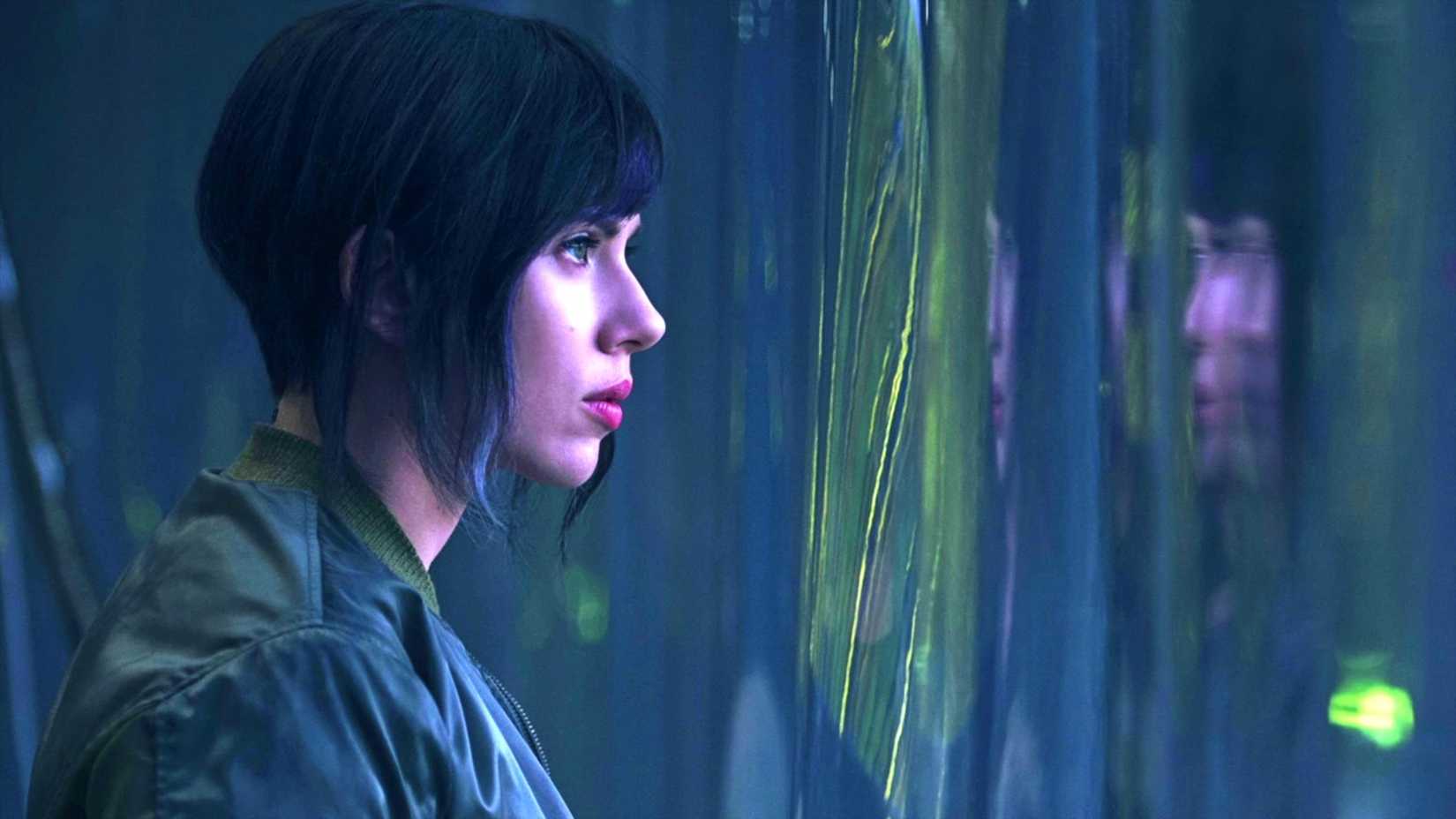 Scarlett Johansson as Mira Killian in Ghost in the Shell (2017).