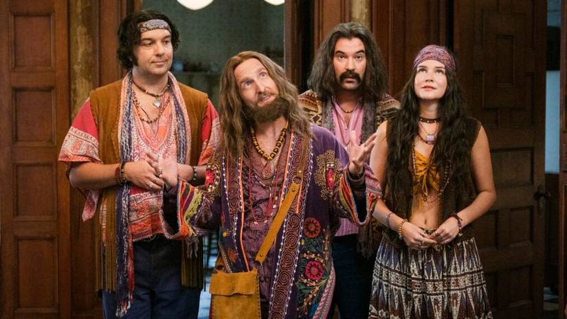 Will Greenberg como Bruce em Ghosts Temporada 5