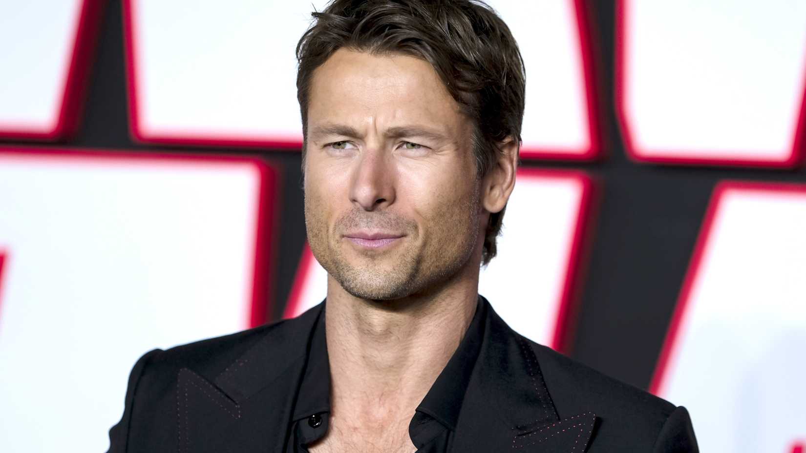 Glen Powell e Jenna Ortega em cena de The Great Beyond