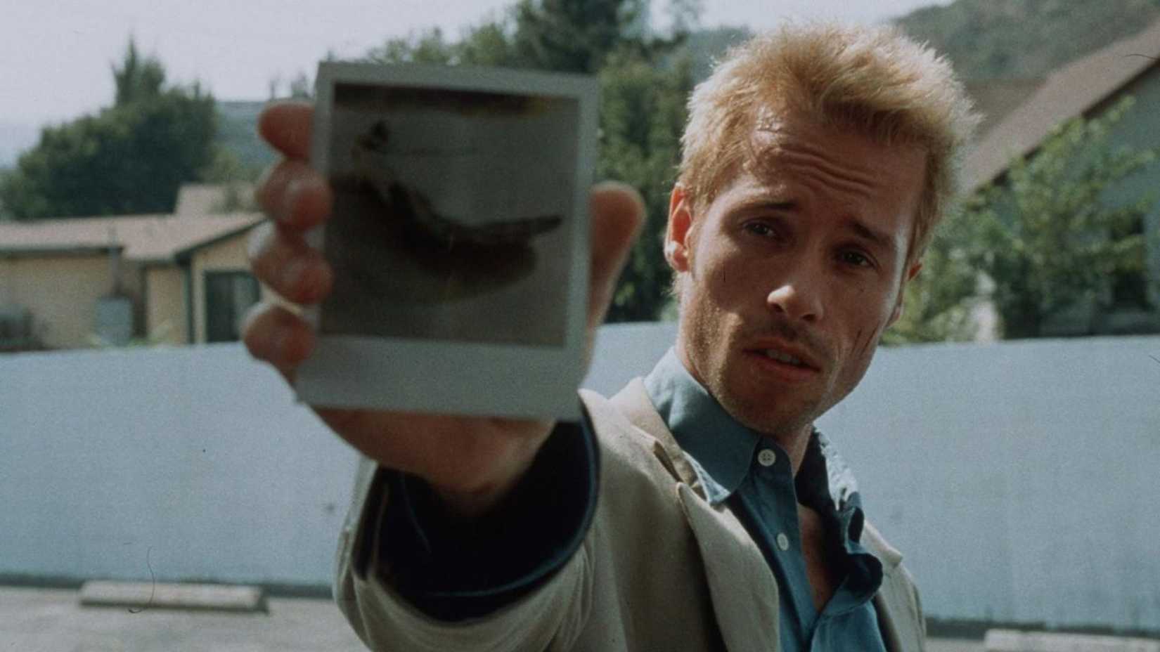 10 Thriller Movies That Are Amazing From Start to Finish 9 Guy Pearce as Leonard Shelby in Memento