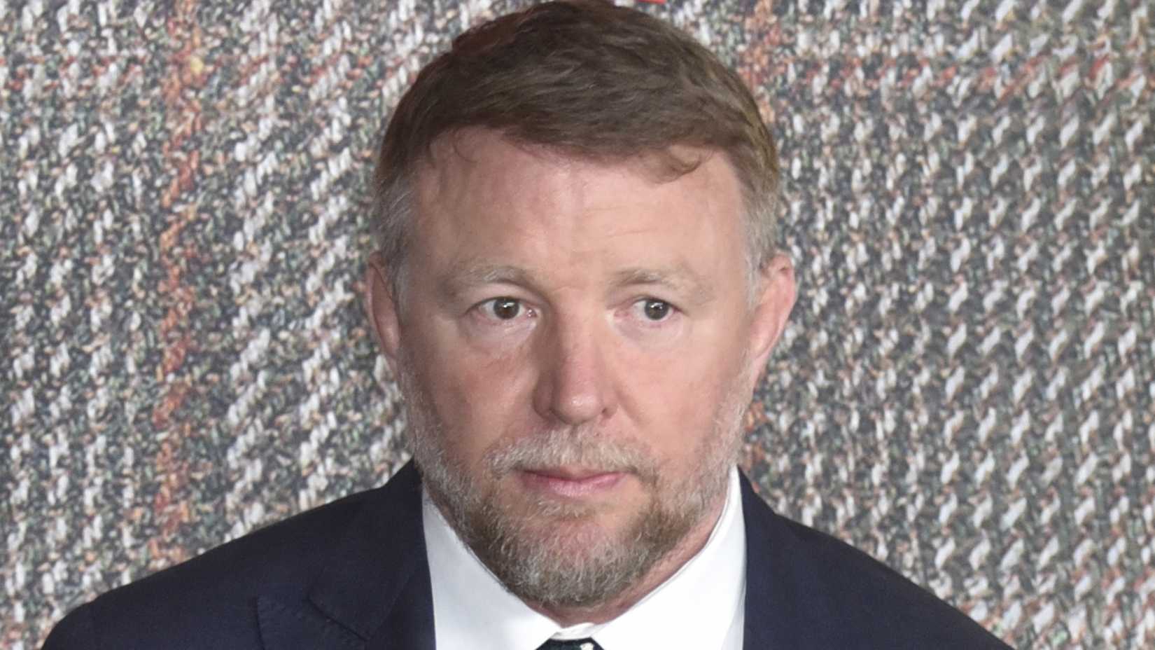 Guy Ritchie na estreia da série The Gentlemen no Reino Unido