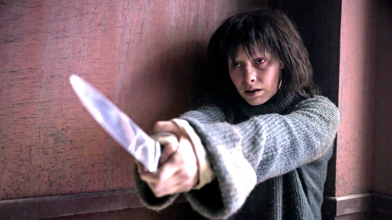 Hannah Emily Anderson's Angela holding a knife in front of her in Return to Silent Hill