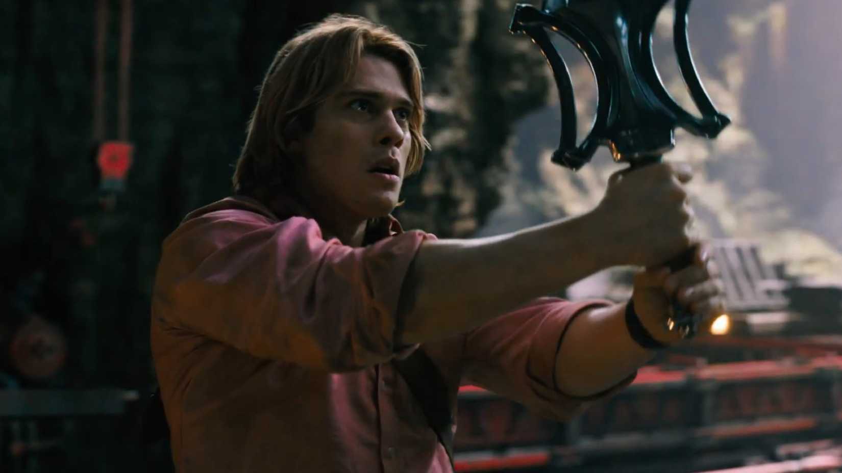 He-Man empunha a Espada do Poder em cena de Masters of the Universe