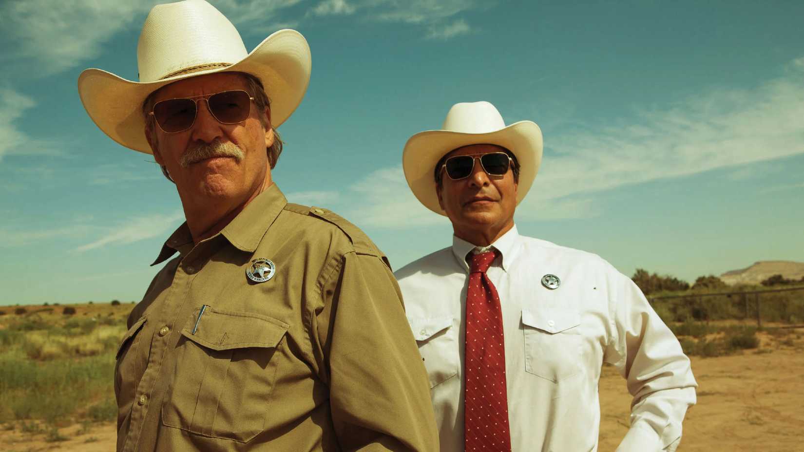 Jeff Bridges e Gil Birmingham em cena de A Qualquer Custo
