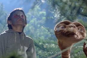 Henry Thomas as Elliot with ET