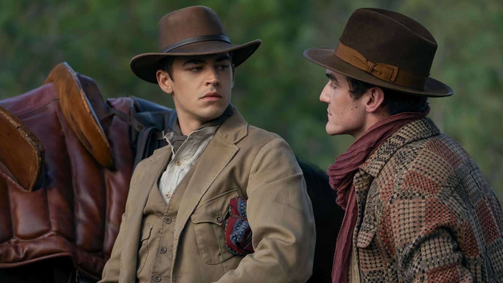 Hero Fiennes Tiffin como Sherlock Holmes e Dónal Finn como James Moriarty em Young Sherlock